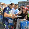 Alejandro Valverde asinando autógrafos en Pontevedra ao inicio da segunda etapa de La Vuelta