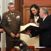 El general Alonso recibió la insignia de oro de los Amigos do Camiño Portugués a la Brilat