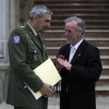 El general Alonso y Celestino Lores a su llegada al acto de entrega de la insignia de oro de los Amigos do Camiño Portugués a la Brilat