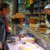 Toni Cantó acabó comprando un queso en un de los puestos de la Plaza de Abastos