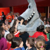 Orbil, el lobo del Salón do Libro, salió a saludar a los niños al acabar la función