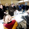 Persoas votando en Pontevedra o 18F