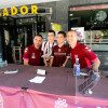 Os xogadores do Pontevedra asinan autógrafos aos afeccionados