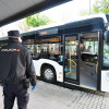 Las policías Nacional y Local reparten mascarillas entre los usuarios del transporte colectivo de viajeros  