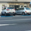 Vehículos mal aparcados en plazas para discapacitados y en pasos de peatones