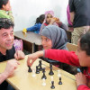 Voluntarios da Escola de Xadrez de Pontevedra no campo de refuxiados de Azraq (Xordania)