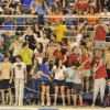 Nadadores y entrenadores del Galaico animando a Bea Gómez en los 800 libres