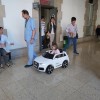 O concesionario Vepersa doa coches eléctricos de xoguete para o desprazamento de nenos desde as habitacións ao quirófano