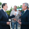 Mariano Rajoy y Alfonso Rueda se saludan delante del humorista Roberto Vilar