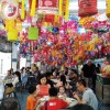 Comensais no mercado de Majlis Bandaraya Pulau Pinang
