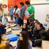 A comunidade educativa do IES Luis Seoane empaqueta mantas e roupa de abrigo para os campos de refuxiados