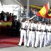 Os estudantes pasan baixo a bandeira na Escola Naval de Marín