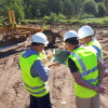 Técnicos revisando os terreos onde se construirá o novo campo de fútbol de Ponte Sampaio