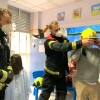 Visita dos bombeiros de Pontevedra aos pacientes da área infantil do Hospital Provincial