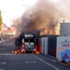 Efectivos de Protección Civil de Poio apagan el fuego de la furgoneta