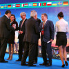 El ex primer ministro francés, Jean-Pier de Raffarin, entrega un premio al alcalde Fernández Lores