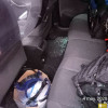 Vehículos policiales dañados en unos disturbios en el poblado del Vao