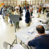 Gente votando en Pontevedra en las elecciones municipales del 28M