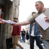 Los trabajadores de Elnosa reparten panfletos en la calle