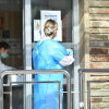 O persoal do ambulatorio Virxe Peregrina recorre a bolsas de lixo pola carencia de EPIS