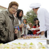 Degustación de productos elaborados con camelias a cargo de estudiantes del Carlos Oroza