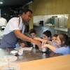 El cocinero Pepe Vieira y su equipo con los alumnos y profesoras del Crespo Rivas 
