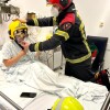 Visita dos bombeiros de Pontevedra aos pacientes da área infantil do Hospital Provincial