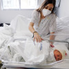 Tristan, primeiro bebé do ano 2021 en Pontevedra, cos seus pais, Silvia e Jorge