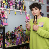 Ethan Carballo, o Ethan Wolf en redes sociales, con sus muñecas customizadas