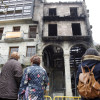 Numerosos cidadáns acudiron para velo edificio incendiado na Ferrería