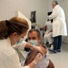 Rafa Domínguez, médico de Urxencias do Hospital QuirónSalud, recibe a vacina anti-covid no Hospital Provincial