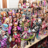 Ethan Carballo, ou Ethan Wolf en redes sociais, coas súas bonecas customizadas
