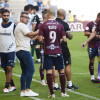 Yago Iglesias dá indicacións a Rufo no partido de liga entre Pontevedra CF e Guijuelo en Pasarón