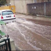 Vehículo pasando pola zona inundada en Lourizán