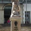 Instalación da estatua de Francisco Asorey na escalinata de acceso ao Hospital Provincial