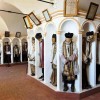 Esquina entre dous corredores con momias de sacerdotes e prelados