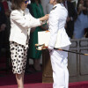Margarita Robles, ministra de Defensa, condecora á número un da súa promoción, Yanira Barcia