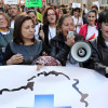 Carolina Iñárrea lee un comunicado en una protesta de Prosagal contra el cierre de camas hospitalarias durante el verano