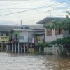 Casas sobre as augas do río Chao Phraya