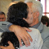 Abrazo entre Silvia Díaz e Luciano Sobral en el pleno de investidura del Concello de Poio