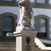Instalación de la estatua de Francisco Asorey en la escalinata de acceso al Hospital Provincial
