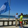 Izado da bandeira azul na praia de Silgar