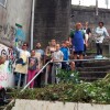 Limpieza vecinal de las escaleras en el barrio de Altamira
