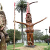Visita con motivo del término de la escultura de madera de Santiago Castro en los jardines de Marescot