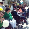 Los usuarios de la asociación Amencer lanzan globos pidiendo 25 deseos