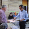 Luis Rei, votando no colexio Vilaverde de Mourente