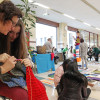 Alumnado, profesorado y familias del IES Luis Seoane teje mantas en el proyecto 'Tecidos de Paz'