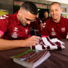 Los jugadores del Pontevedra firman autógrafos a los aficionados