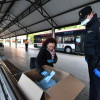 As policías Nacional e Local reparten máscaras entre os usuarios do transporte colectivo de viaxeiros  