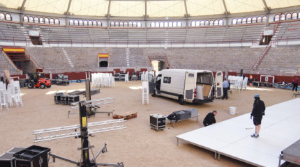 Trabajos de montaje del escenario para el mitin del PP en la plaza de toros